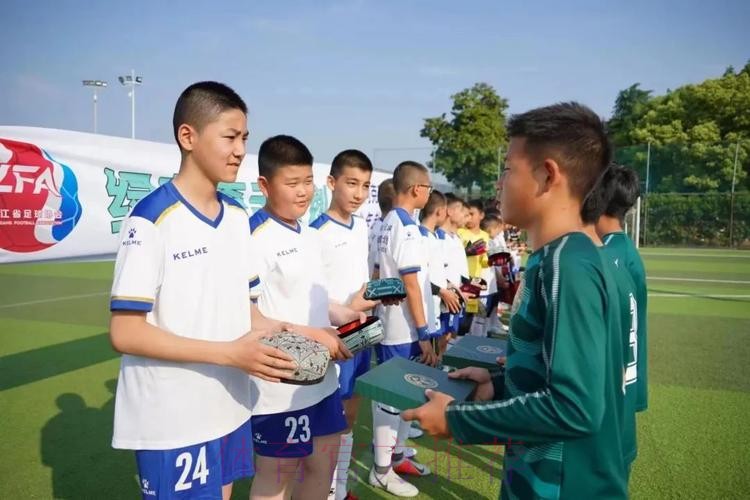 绿茵场上手牵手！浙江-阿克苏青少年足球“绿茵牵手计划”夏令营顺利结营